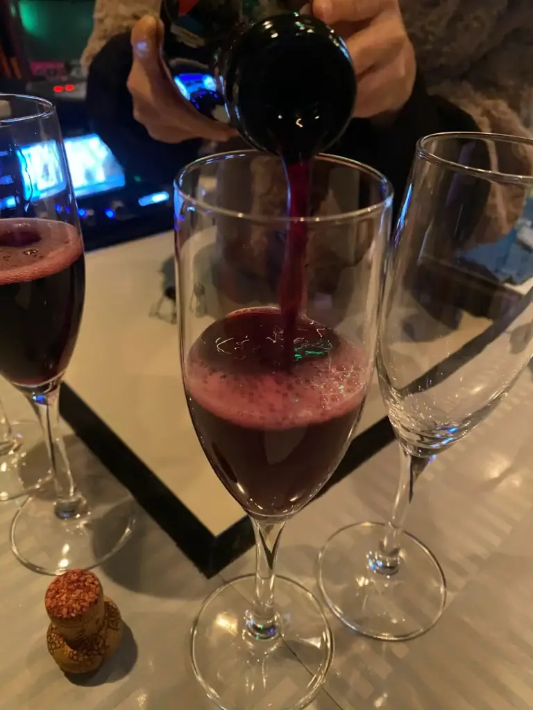 The set fee may include unlimited basic drinks (like shochu), or you might pay per drink. 