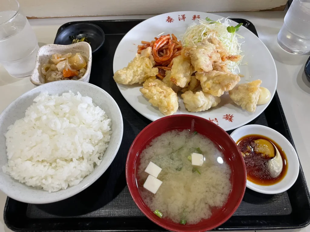 The unassuming, retro exterior of Taiyoken, a beloved local shokudo in Fukuoka's Najima neighborhood.