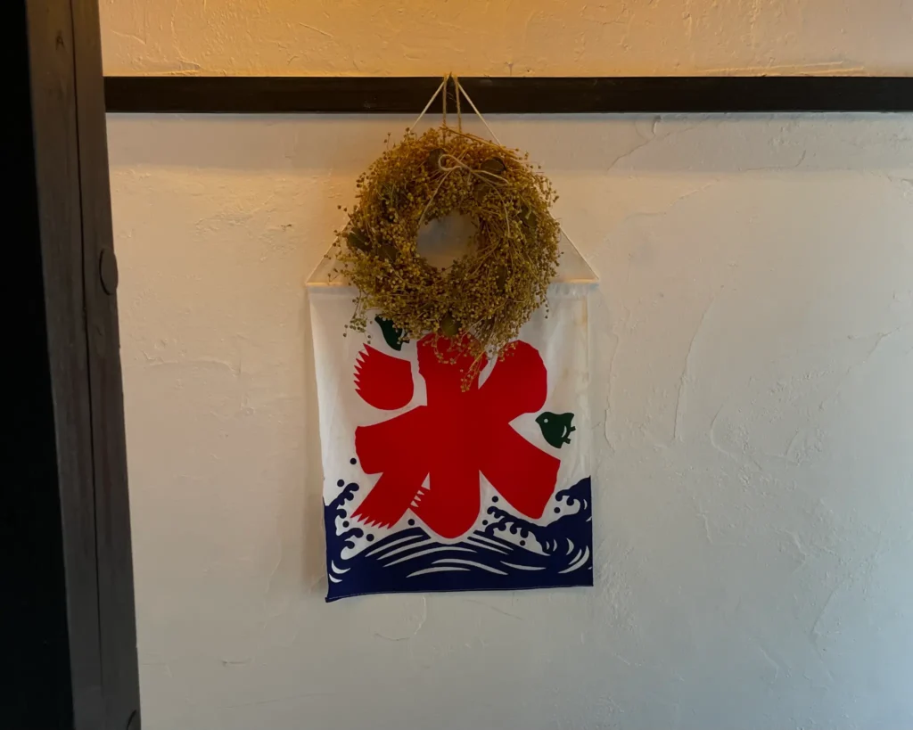 The traditional kōri flag at Omame Yoshiko Kakigori Fukuoka, signaling that shaved ice is served, with a dried flower wreath.
