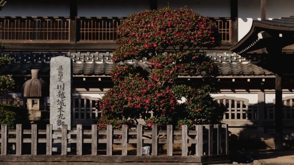 Lifelike figures recreate a council meeting in the Chief Retainer's Office.