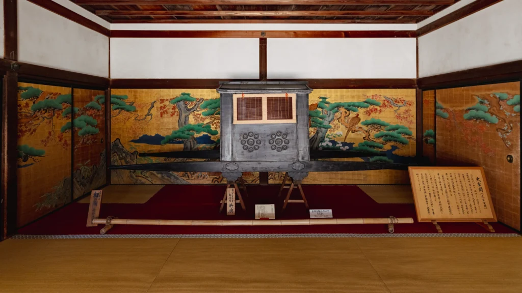 The beautiful golden screen paintings inside the Shinden Hall at Daikakuji.
