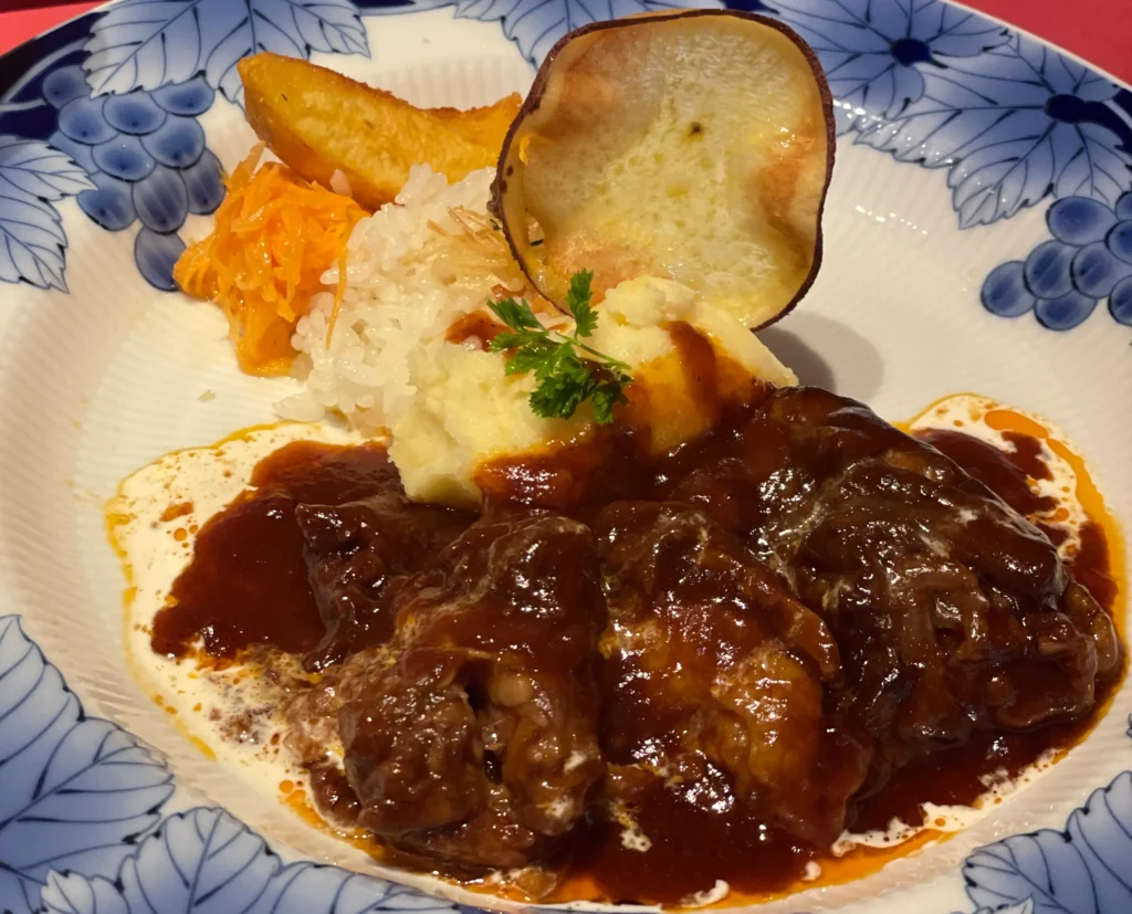 Full presentation of the Wagyu Oxtail Curry at Shirayamasha, showing the elegant plating