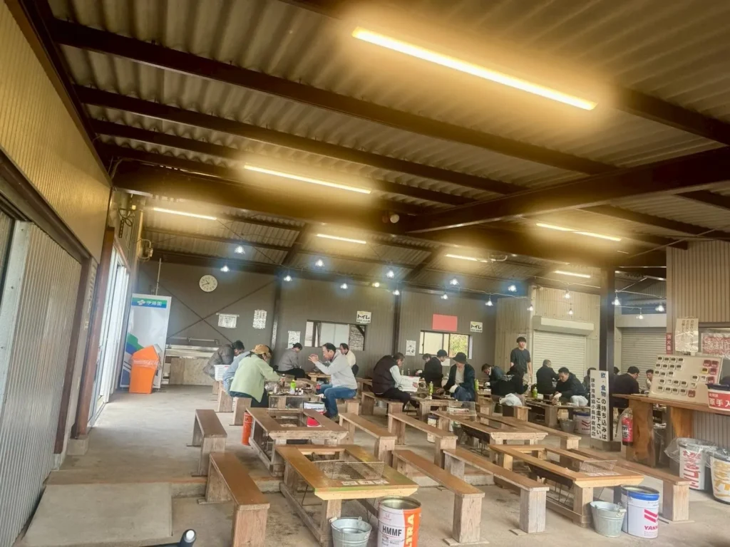 The exterior of the Konagai Kakigoya, with outdoor seating and a sign warning that outside food and drinks are prohibited.