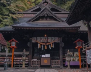 The serene grounds of Arakurayama Sengen Shrine, with the main hall surrounded by autumn foliage.