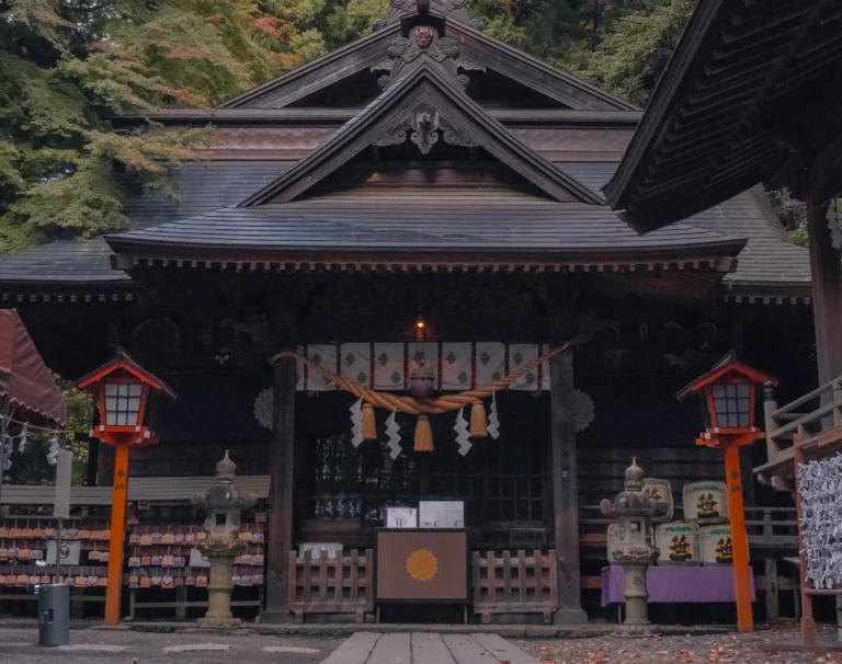 The serene grounds of Arakurayama Sengen Shrine, with the main hall surrounded by autumn foliage.