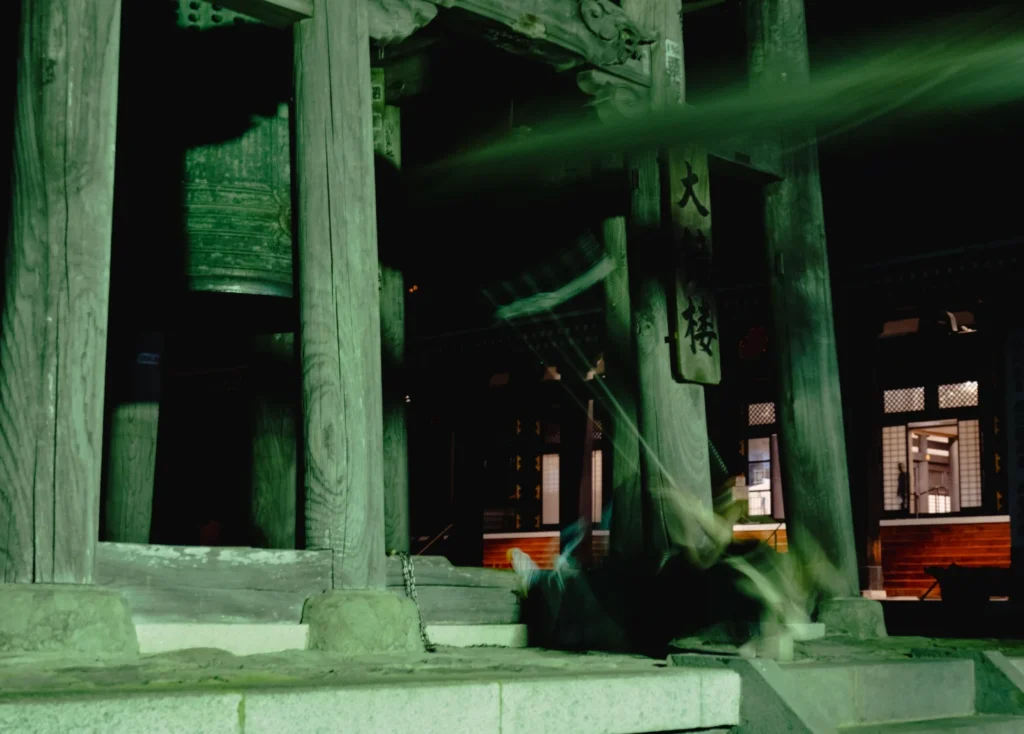 Before the prayer, at 5:00 AM, you can watch a monk ring the Daisho (大鐘) — a 6-ton bronze bell cast in 1624, originally donated by a concubine of Tokugawa Ieyasu.