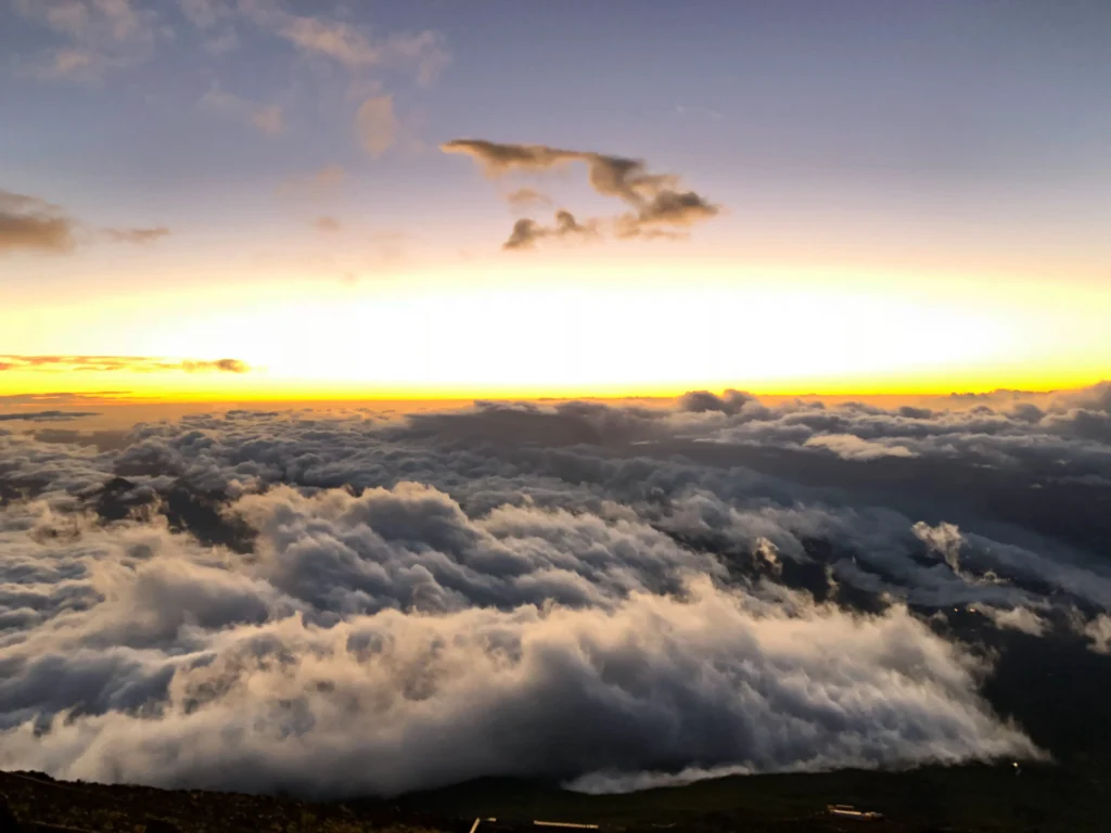 Golden light flooding across the cloud sea