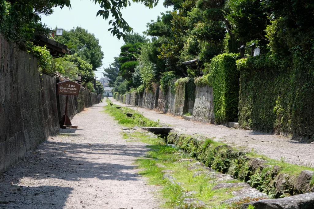 shimabara-buke-yashiki-stone-lane.jpg — Stone-walled lane of Shimabara samurai quarter with spring water channel