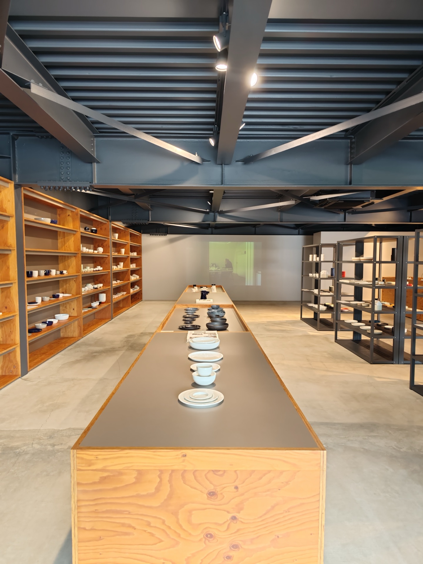 Modern gallery interior of 2016/ SHOP inside Arita Sera with current-production Arita-yaki on shelves