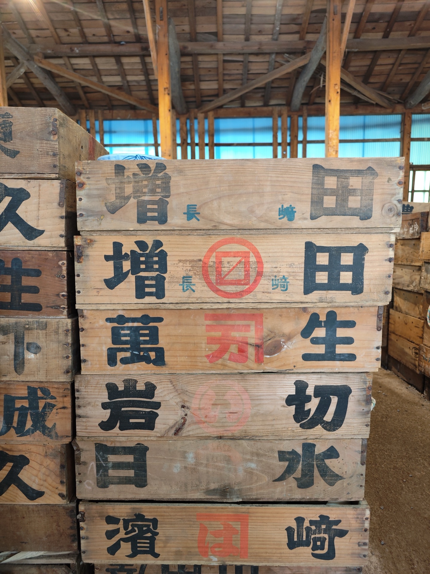 Blue and white sometsuke porcelain at Kouraku-gama warehouse