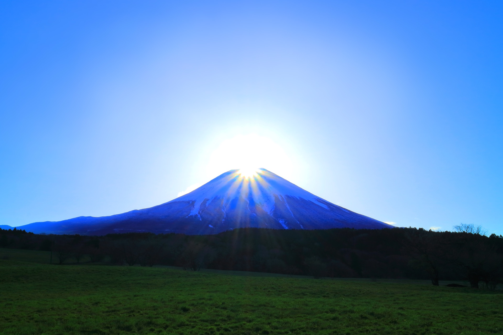 Sunrise Diamond Fuji at Asagiri Plateau open grass field with wide open sky