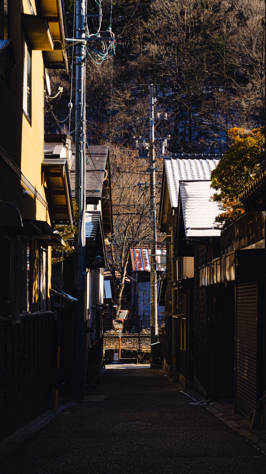A narrow side alley in Naraijuku in winter looking up toward the surrounding mountains