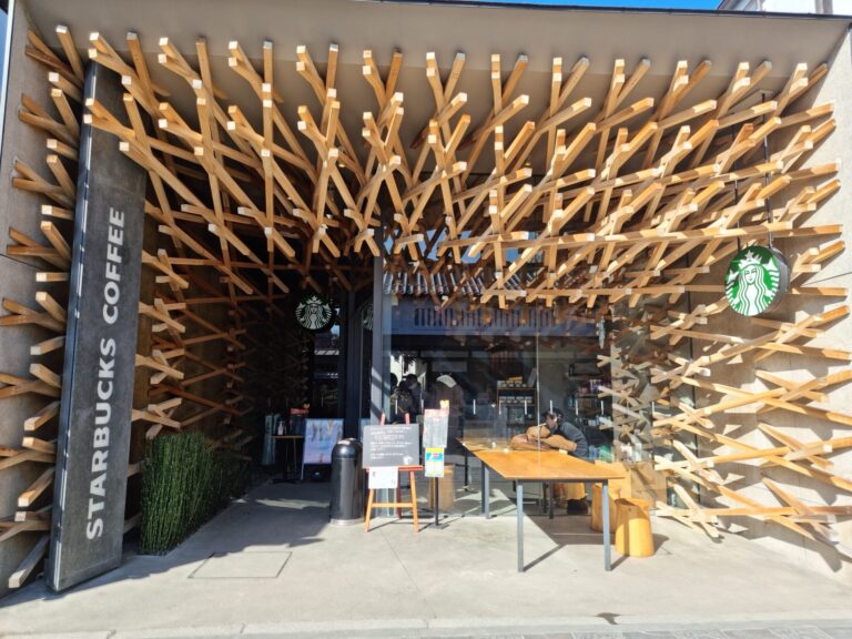 The facade of the Starbucks on the Dazaifu Tenmangu approach, its entrance filled with thousands of interlocking wooden battens in a cascading X-shaped lattice designed by Kengo Kuma
