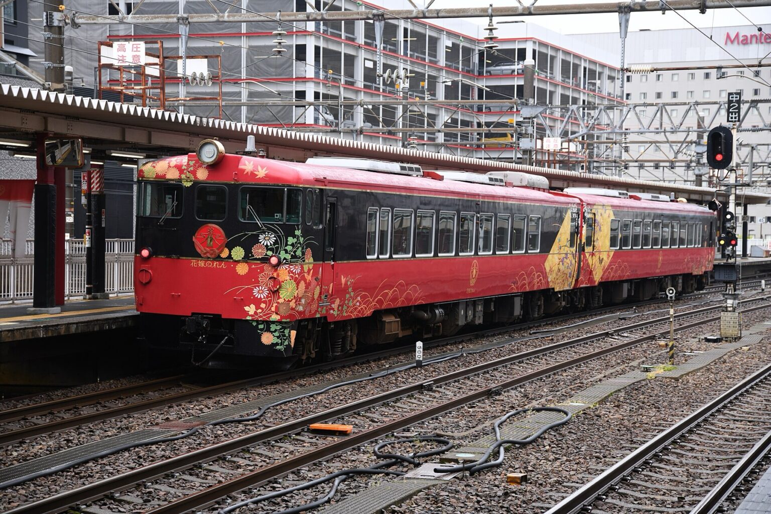Hanayome Noren train at Kanazawa station