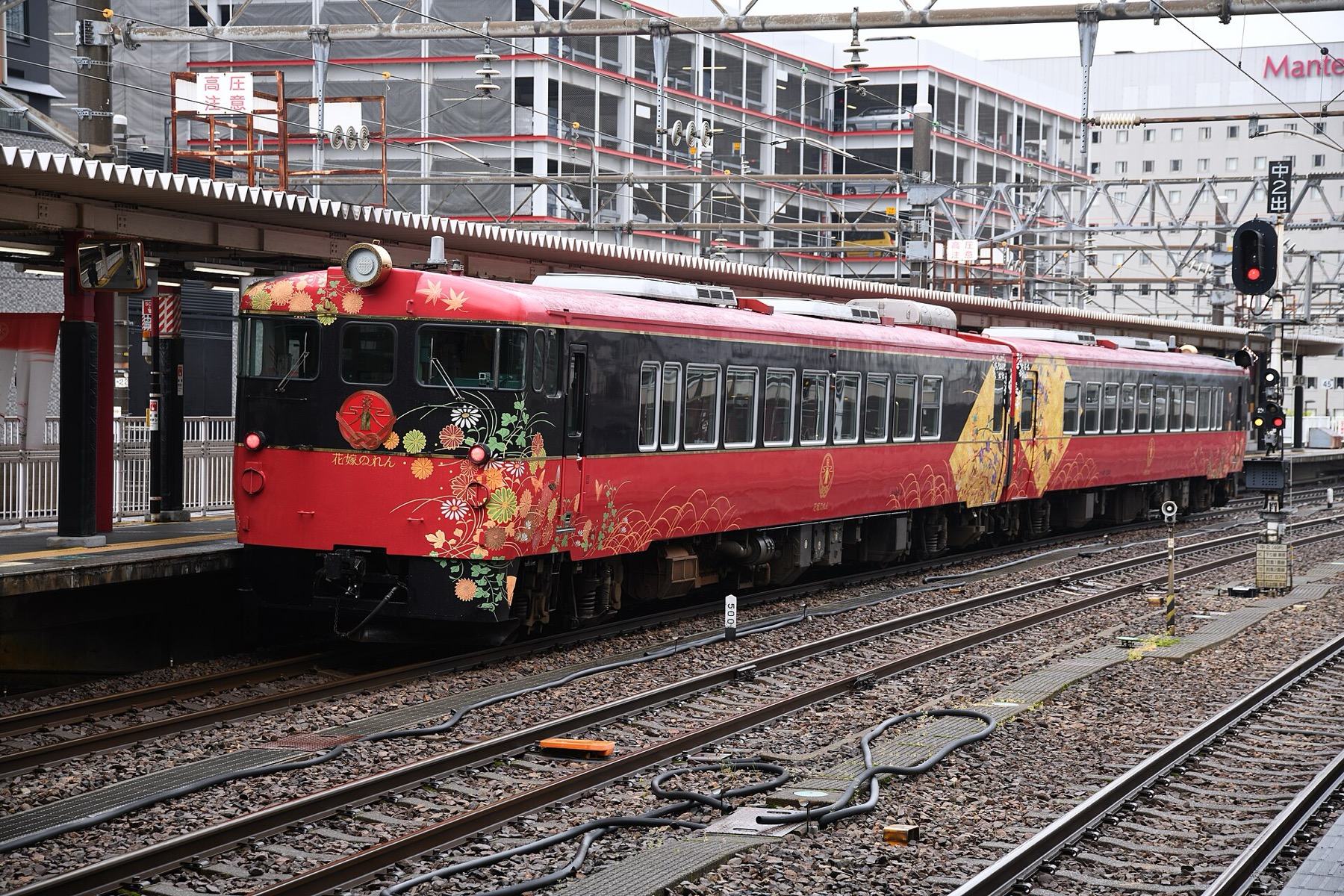 Hanayome Noren train at Kanazawa station