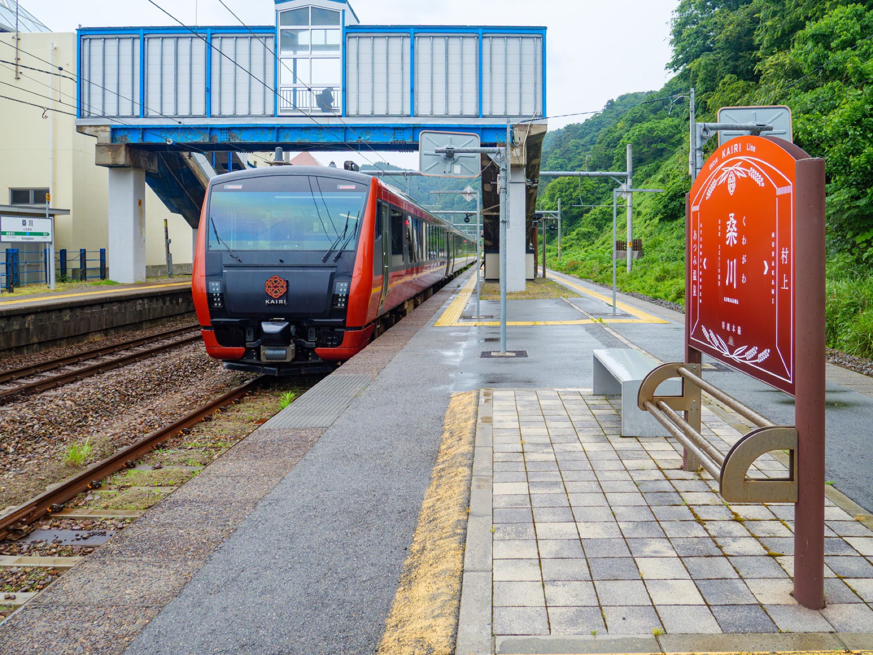 Kairi train at Kuwakawa station on the Uetsu line