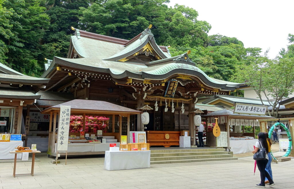 Visitors praying at the Hetsumiya, the first of Enoshima Shrine three halls, dedicated to the goddess Tagitsuhime, on Enoshima island