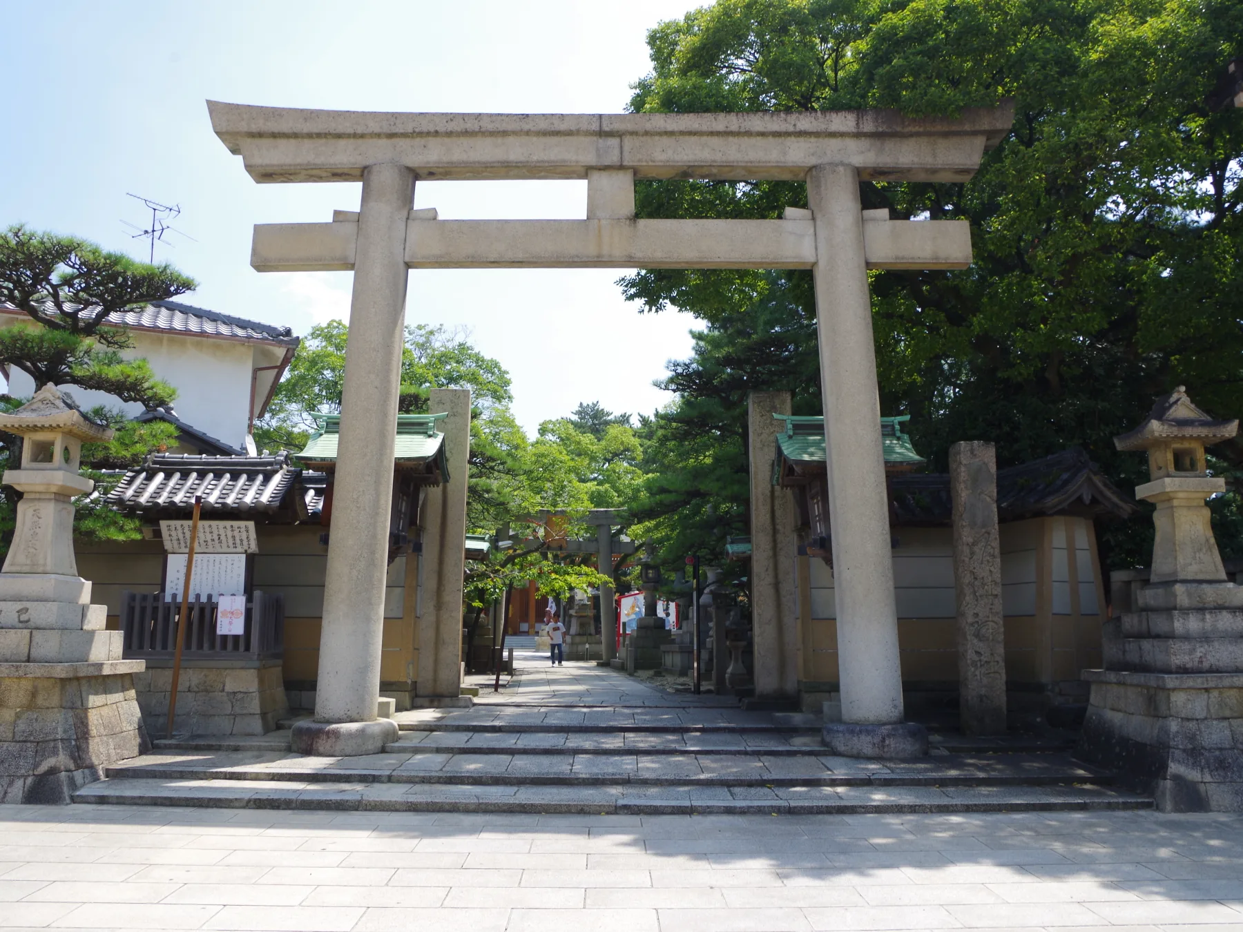 The stone torii and approach path of Kishiki Shrine in Kishiwada, Osaka, empty on an ordinary day
