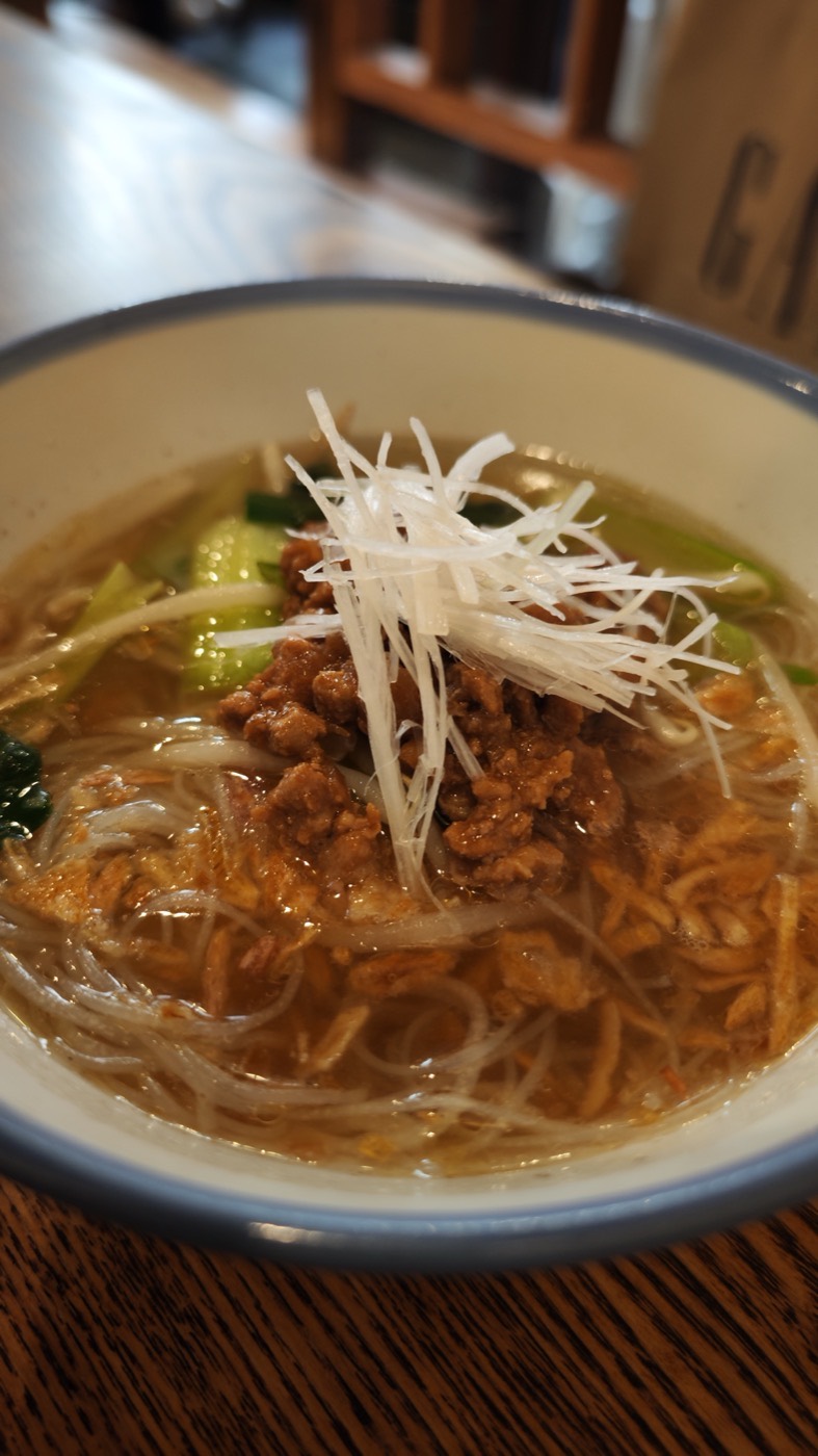 Rice vermicelli soup topped with meat sauce and shredded white leek at Yue He Cha Kichijoji