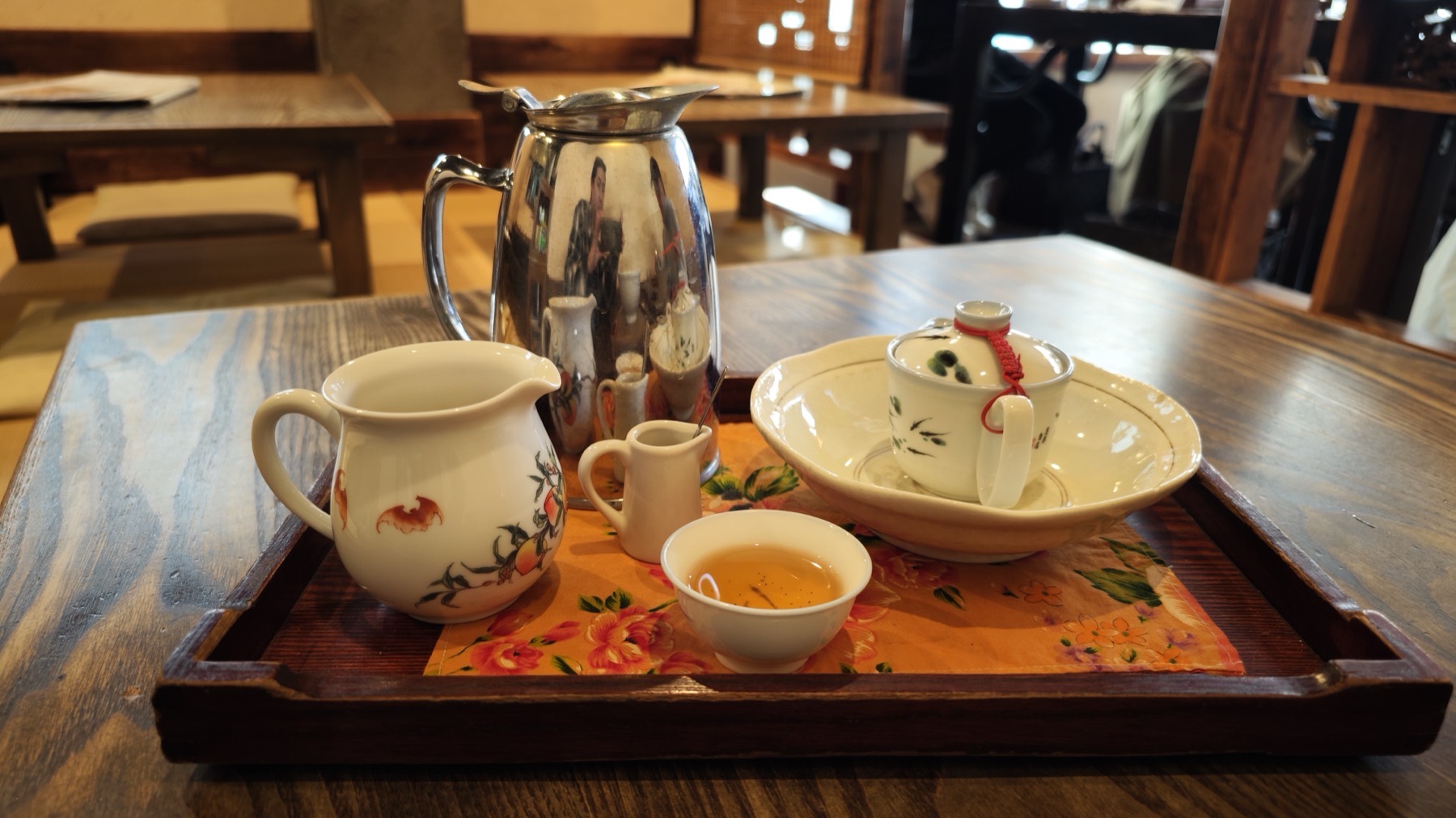 Taiwanese tea service at Yue He Cha Kichijoji: lidded cup on a wide bowl, sharing pitcher, honey jug and a metal pot of hot water on a wooden tray