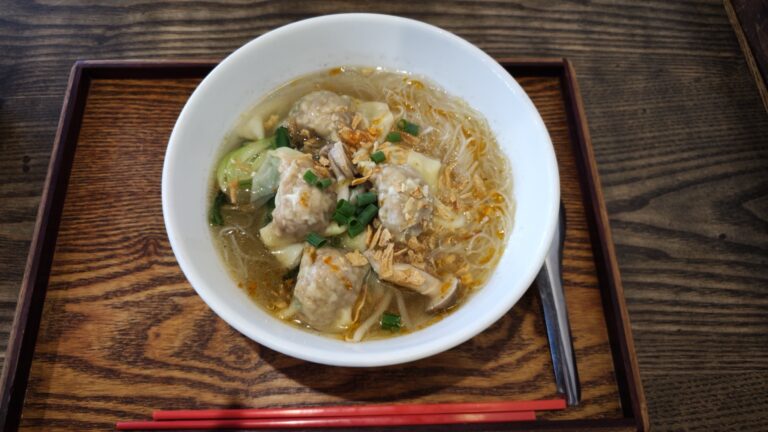 Bowl of wontons and rice vermicelli in clear broth with greens, bean sprouts and fried shallots at Yue He Cha in Kichijoji, Tokyo