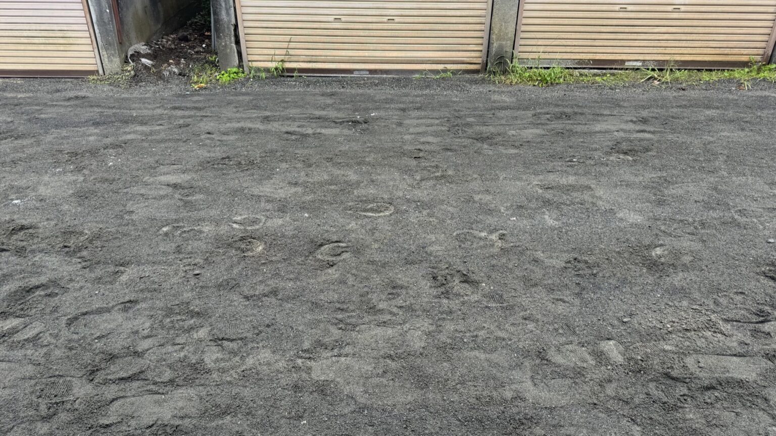 Fresh horse hoofprints pressed into the dark sand of the course in front of Omuro Sengen Shrine in Shimoyoshida, the marks the diviner reads for the district omens through the following spring at the Fujiyoshida yabusame festival