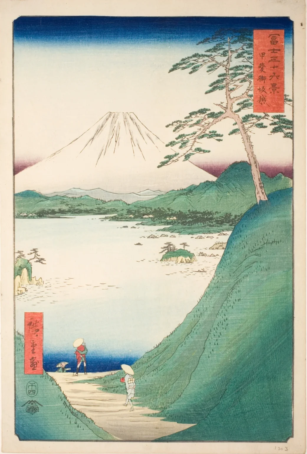 Vertical woodblock print: three travellers in straw hats on a sandy path along a steep green slope, high above a pale lake dotted with small islands. A tall, thin pine stands on the ridge at right, and across the lake a white, snow-covered Mount Fuji rises above low green hills under a band of purple sky.
