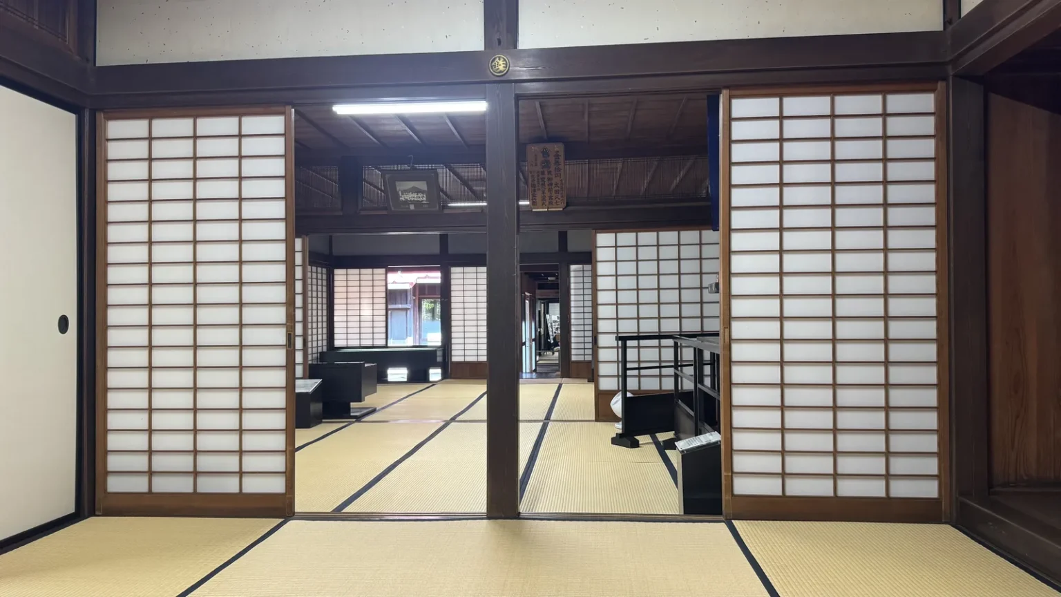 Several tatami rooms in a row, separated by open paper sliding doors